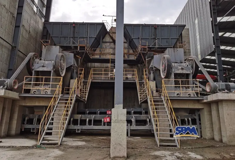 How does toggle plate angle affect crushing efficiency?
