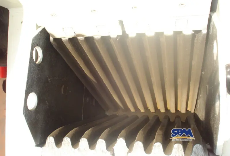 How does toggle plate angle affect crushing efficiency?
