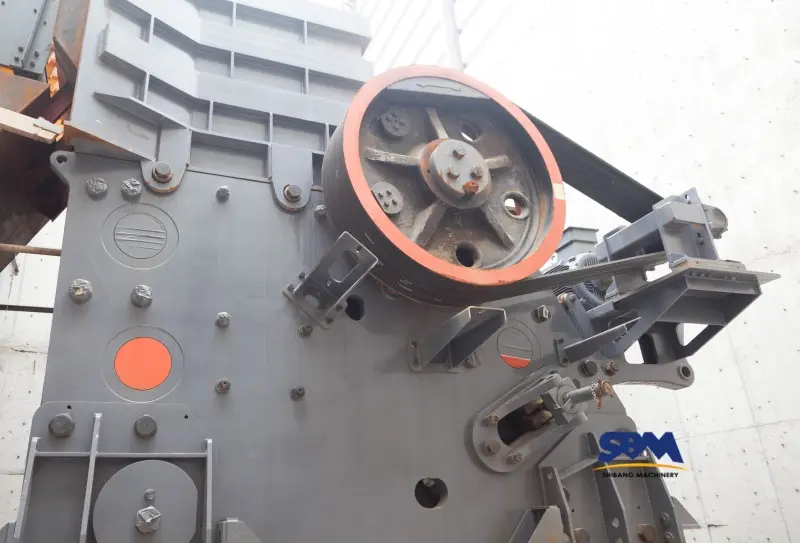 What are the primary benefits of using a jaw crusher over other crushers?