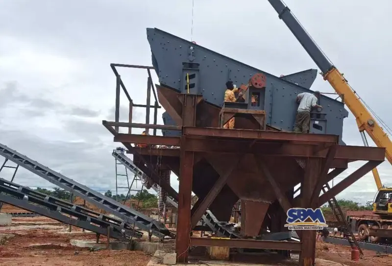 Vibrating Screen of Guinea 200 TPH Sand Making Plant